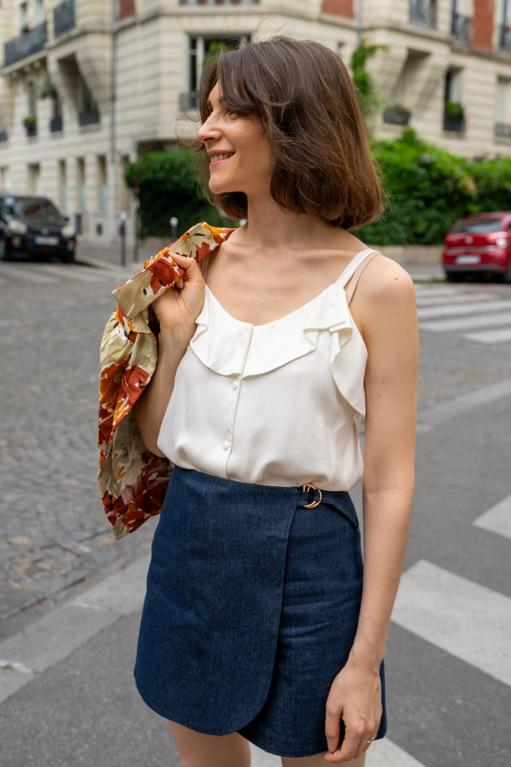 Comment porter la veste à gros motif floral ? Look décontracté chic avec une jupe-short en jean et un petit top blanc