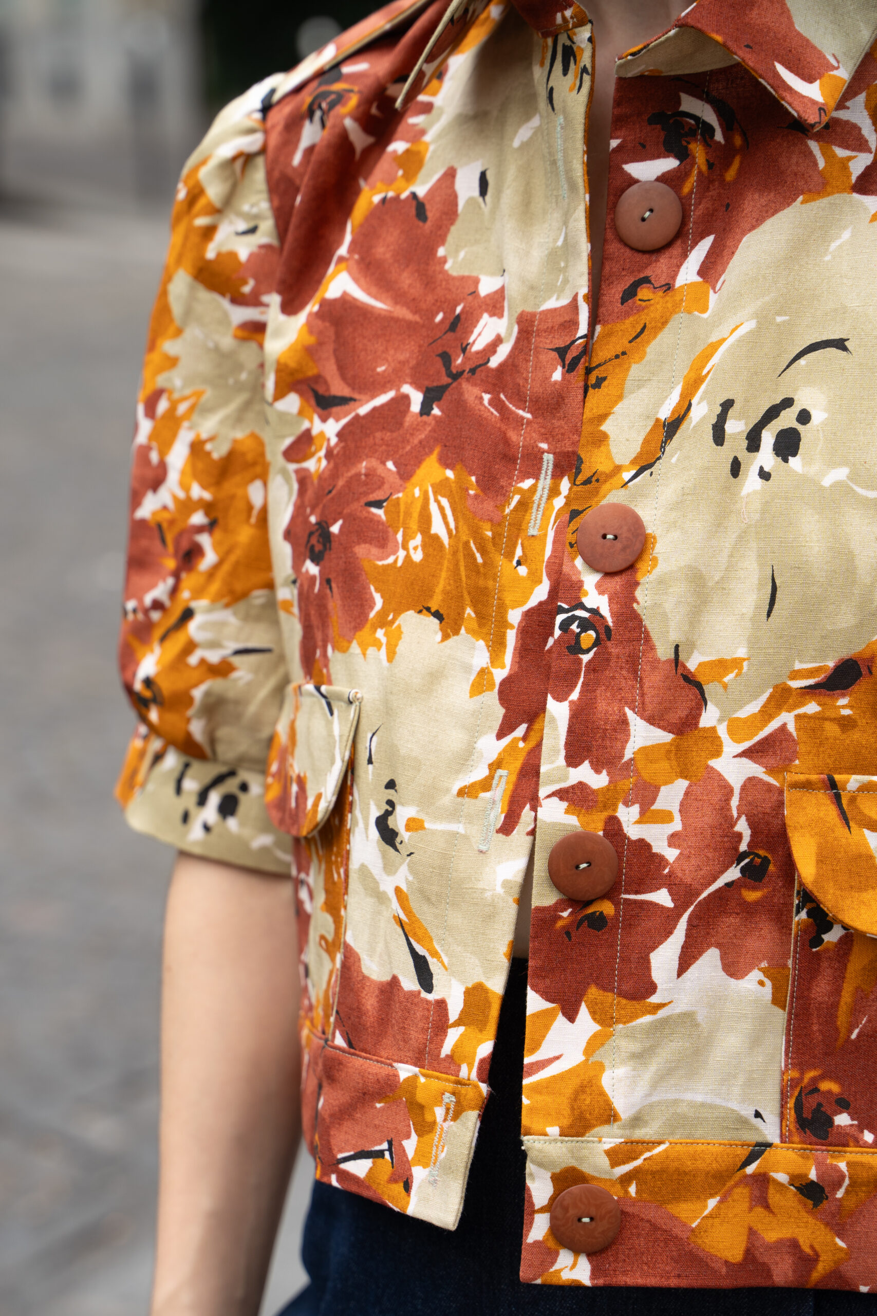 Coudre une veste fleurie : craquez pour cette superbe veste à gros motif floral cousue main, réalisée à partir du patron Glen Coe. Un modèle parfait pour allier style et confort, entre bomber décontracté et veste chic. Idéal pour donner du pep’s à vos looks de mi-saison ou affirmer votre style avec une pièce forte ! Inspirez-vous de cette réalisation couture et découvrez comment porter les imprimés floraux en toute élégance. 🌸✂️ #couture #DIYmode